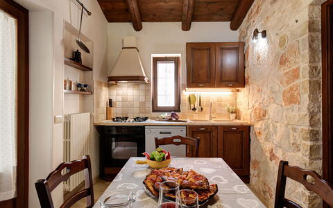 Trulli Italia 6+2: Möbel, Interior Design, Wand, Flooring, Decke, Küche, Light Fixture, Countertop, Fussboden, Küchengerät