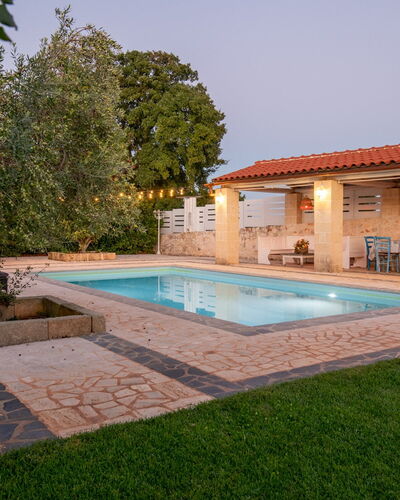 Trulli Italia 6+2: Schwimmbad, Resort, Verbundwerkstoff, Gartenmöbel, Estate, Eco Hotel, Water Feature, Schatten, Hazienda, Flagstone
