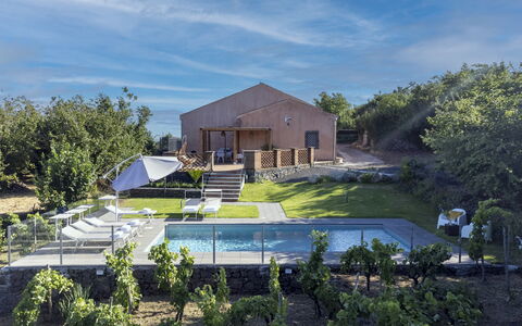 Vigne Dell'Etna 6: Schwimmbad, Hütte, Estate, Freizeit, Regenschirm, Hinterhof, Gartenmöbel, Garten, Sonnenliege, Resort