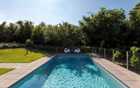 Vigne Dell'Etna 6: Blau, Schwimmbad, Wasser, Strauch, Verbundwerkstoff, Schatten, Garten, Landscaping, Water Feature, Resort