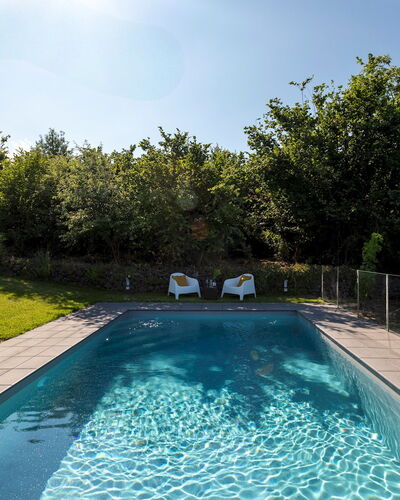 Vigne Dell'Etna 6: Blau, Schwimmbad, Wasser, Strauch, Verbundwerkstoff, Schatten, Garten, Landscaping, Water Feature, Resort