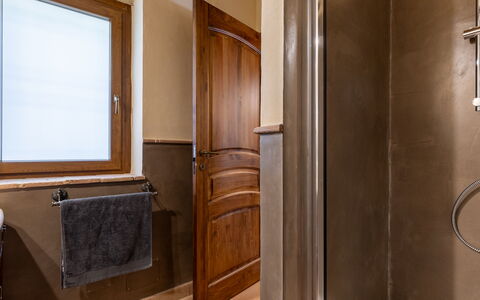 Poggio delle Lumie 6: Holz, Armatur, Interior Design, Badezimmer, Braun, Installation, Zapfhahn, Decke, Zimmer, Holzbeize