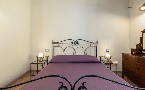 Poggio delle Lumie 6: Wand, Interior Design, Flooring, Fussboden, Schlafzimmer, Bett, Decke, Zimmer, Möbel, Bettrahmen