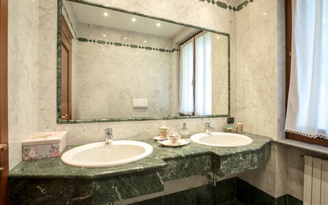 Villa Valchero 12: Bad Sink, Armatur, Sinken, Flooring, Interior Design, Zapfhahn, Fussboden, Badezimmer, Installation, Countertop