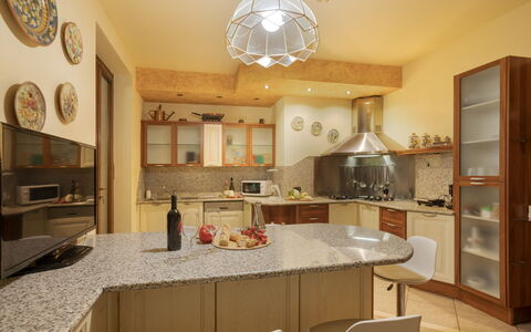 Villa Valchero 12: Küche, Möbel, Countertop, Interior Design, Küchengerät, Cabinetry, Flooring, Light Fixture, Holz, Decke