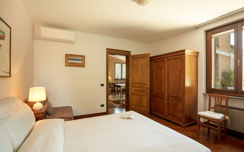 Villa Valchero 12: Interior Design, Möbel, Bett, Schlafzimmer, Holz, Flooring, Decke, Fussboden, Bettdecke, Zimmer
