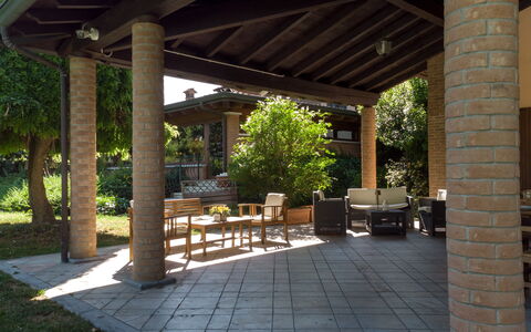 Villa Valchero 12: Holz, Säule, Schatten, Möbel, Veranda, Garten, Outdoor Struktur, Gartenmöbel, Landscaping, Hinterhof