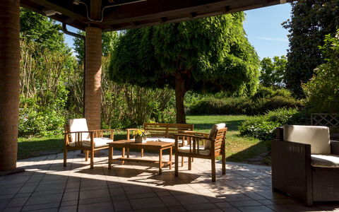 Villa Valchero 12: Möbel, Gartenmöbel, Stuhl, Garten, Strauch, Schatten, Ground, Tisch Im Freien