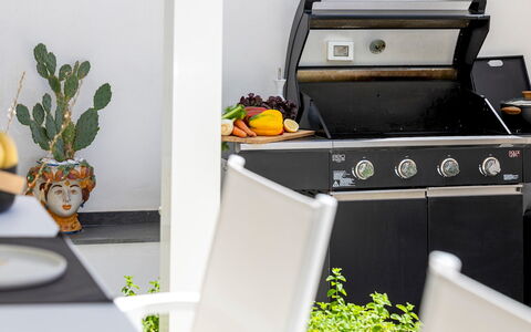 Dimora Egadina Giovanni 4+4: Küchengerät, Grill, Haushaltsgerät, Zimmerpflanze, Blumentopf, Herd, Essen, Kochen