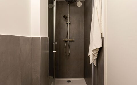Dimora Egadina Giovanni 4+4: Wand, Flooring, Armatur, Fussboden, Installation, Badezimmer, Fliese, Toilette