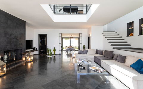Dimora Egadina Giovanni 4+4: Möbel, Interior Design, Flooring, Fussboden, Couch, Decke, Wohnzimmer, Zuhause, Tabelle, Beleuchtung