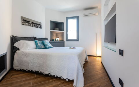 Dimora Egadina Giovanni 4+4: Möbel, Bett, Interior Design, Schlafzimmer, Flooring, Fussboden, Wand, Zimmer, Bedding, Bettdecke