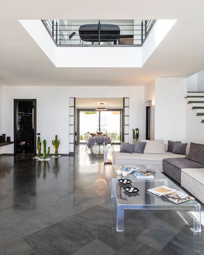 Dimora Egadina Giovanni 4+4: Möbel, Interior Design, Flooring, Fussboden, Couch, Decke, Wohnzimmer, Zuhause, Tabelle, Beleuchtung
