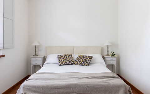 La Casetta 12: Bett, Möbel, Schlafzimmer, Bedding, Bettdecke, Interior Design, Wand, Holz, Linens, Fussboden