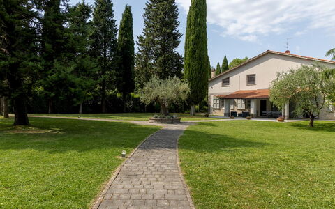 La Casetta 12: Baum, Zuhause, Strauch, Rasen, Garten, Estate, Hütte, Schatten, Landscaping, Garten
