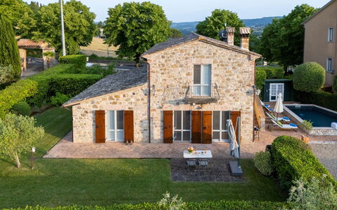 Villa Aperolli 4: Haus, Wohngebiet, Tür, Zuhause, Hütte, Estate, Bauernhaus, Garten, Backstein, Villa