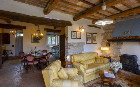 Villa Aperolli 4: Möbel, Wand, Interior Design, Stuhl, Tabelle, Flooring, Decke, Beleuchtung, Zuhause, Wohnzimmer