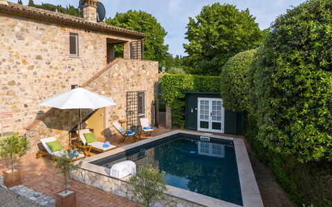 Villa Aperolli 4: Schwimmbad, Wasser, Resort, Haus, Eco Hotel, Estate, Garten, Water Feature, Regenschirm, Gartenmöbel