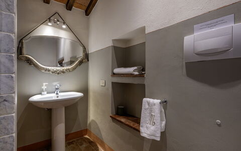Muricciaglia 14: Wand, Interior Design, Flooring, Fussboden, Armatur, Beleuchtung, Decke, Installation, Badezimmer, Zimmer