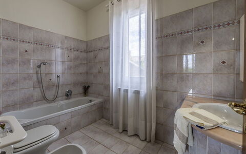 Podere Gellino 14: Flooring, Armatur, Badezimmer, Fussboden, Interior Design, Zapfhahn, Installation, Sinken, Fliese, Zimmer