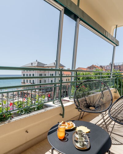 Dimora Mareblu 6: Balkon, Wohnung, Stuhl, Gartenmöbel, Zimmerpflanze, Tisch Im Freien, Resort, Hotel, Kaffetisch, Eco Hotel