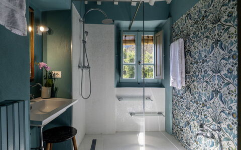 Case Novole 10: Blau, Wand, Armatur, Badezimmer, Interior Design, Bad Sink, Sinken, Flooring, Zapfhahn, Installation