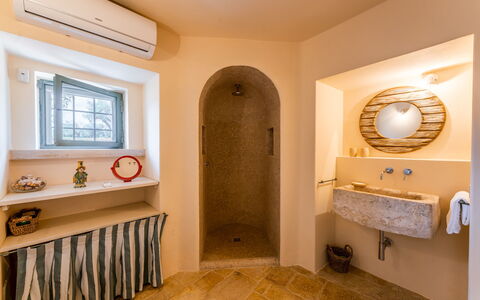 Trullo Magnifico 8: Wand, Interior Design, Flooring, Fussboden, Decke, Armatur, Beleuchtung, Badewanne, Zimmer, Badezimmer