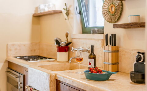 Trullo Magnifico 8: Countertop, Küche, Zutat, Essen, Natürliches Material, Armatur, Zimmerpflanze, Zapfhahn, Servierware