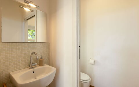 Brightline Villa 8: Badezimmer, Bad Sink, Armatur, Wand, Flooring, Interior Design, Fussboden, Spiegel, Sinken, Installation