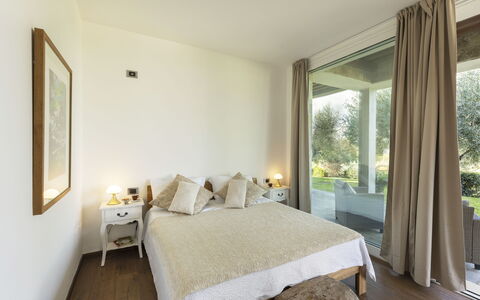 Brightline Villa 8: Bett, Flooring, Schlafzimmer, Interior Design, Fussboden, Möbel, Bettdecke, Bedding, Decke, Holz