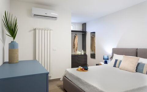 Villa dei Sospiri 4: Möbel, Interior Design, Bett, Schlafzimmer, Flooring, Fussboden, Holz, Zimmer, Bettdecke, Linens