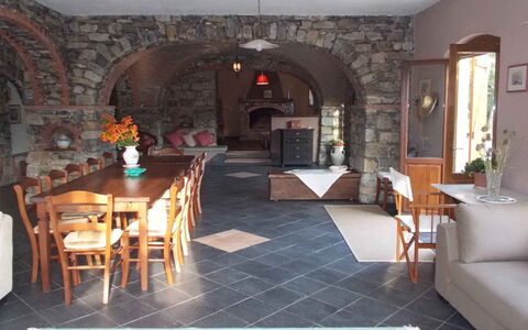 Villa Arbeio 8+6: Möbel, Flooring, Tabelle, Interior Design, Stuhl, Fussboden, Decke, Wohnzimmer, Zimmer, Küche & Esszimmer Tisch
