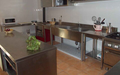 Villa Arbeio 8+6: Küchengerät, Küche, Major Appliance, Countertop, Spüle, Flooring, Herd, Sinken, Herd, Armatur
