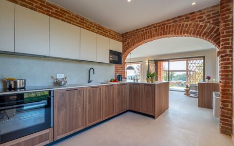 Cascina Buzio 12: Küche, Holz, Interior Design, Möbel, Countertop, Flooring, Decke, Backstein, Cabinetry, Zimmer