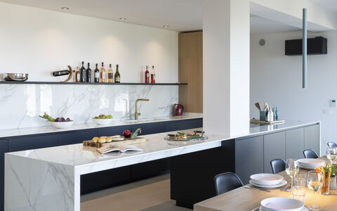 Casa dei Fiamminghi 10+2: Interior Design, Küche, Möbel, Countertop, Wand, Flooring, Beleuchtung, Cabinetry, Decke, Fussboden