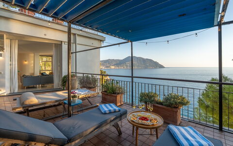 Casa Chiara 6+2: Blau, Wasser, Meer, Gartenmöbel, Küste, Küsten Und Ozeanische Forms, Balkon, Möbel, Resort, Stuhl