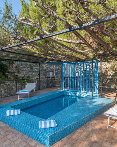 Casa Chiara 6+2: Blau, Schwimmbad, Gartenmöbel, Möbel, Resort, Verbundwerkstoff, Schatten, Eco Hotel, Stuhl, Freizeit