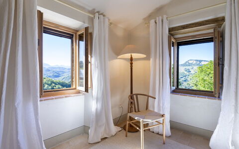 Casale la Cascina 8: Interior Design, Decke, Vorhang, Fensterbehandlung, Daylighting, Hartholz, Holzbeize, Linens, Villa, Balkon