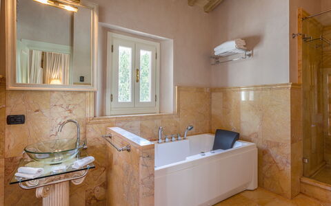 Villa Ginevra 12: Armatur, Badewanne, Badezimmer, Flooring, Wand, Interior Design, Fussboden, Zapfhahn, Sinken, Installation