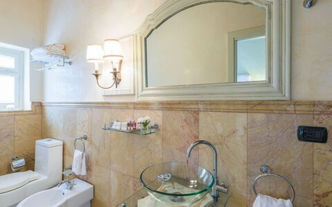 Villa Ginevra 12: Armatur, Badezimmer, Bad Sink, Sinken, Wand, Interior Design, Zapfhahn, Flooring, Fussboden, Installation