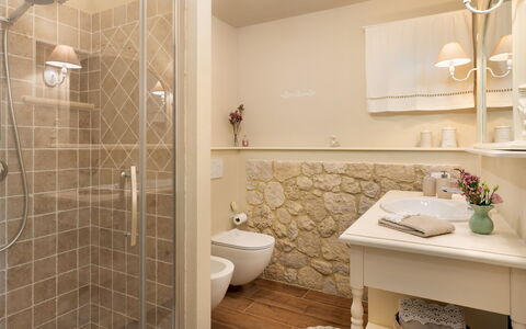 Villino Ariachiara 6: Interior Design, Flooring, Fussboden, Wand, Armatur, Badezimmer, Möbel, Toilette, Beleuchtung, Bad Sink