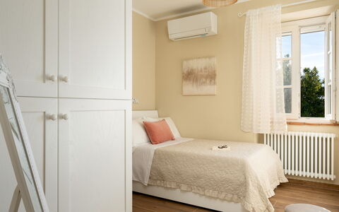 Villino Ariachiara 6: Möbel, Interior Design, Wand, Schlafzimmer, Bett, Fussboden, Flooring, Holz, Zimmer, Textil
