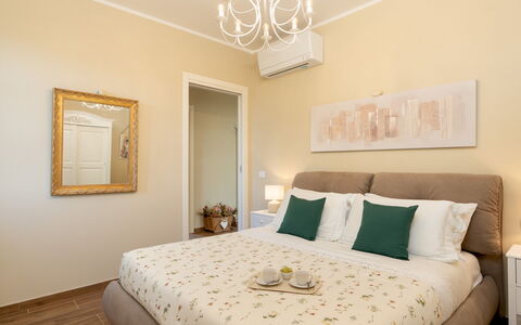 Villino Ariachiara 6: Möbel, Bett, Interior Design, Schlafzimmer, Wand, Fussboden, Holz, Zimmer, Flooring, Decke