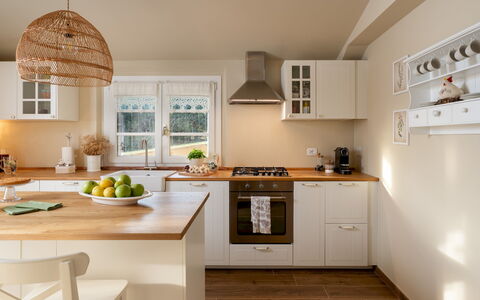 Villino Ariachiara 6: Möbel, Küche, Countertop, Cabinetry, Küchengerät, Interior Design, Flooring, Holz, Light Fixture, Haushaltsgerät