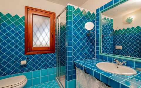 Villa Pitrizzina 8: Blau, Interior Design, Flooring, Fussboden, Armatur, Fliese, Decke, Zapfhahn, Badezimmer, Installation