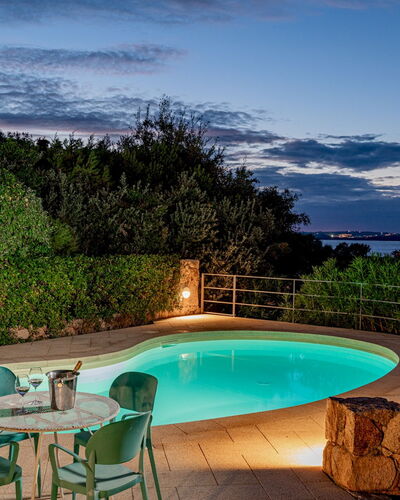 Villa Pitrizzina 8: Blau, Schwimmbad, Gartenmöbel, Möbel, Resort, Eco Hotel, Tisch Im Freien, Stuhl, Garten, Schatten