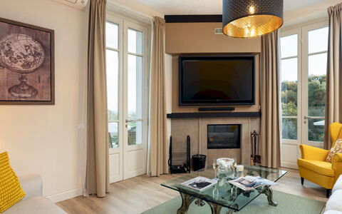 Villa Francesca 10: Möbel, Interior Design, Flooring, Wohnzimmer, Zuhause, Fussboden, Zimmer, Beleuchtung, Stuhl, Decke
