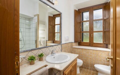Villa Cusano 18: Bad Sink, Armatur, Sinken, Badezimmer, Flooring, Interior Design, Fussboden, Zapfhahn, Decke, Badezimmerschrank