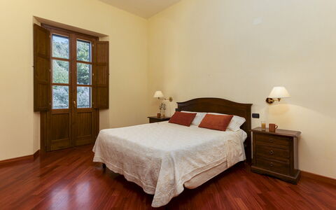 Villa Cusano 18: Möbel, Flooring, Interior Design, Holz, Fussboden, Decke, Schlafzimmer, Bett, Bettdecke, Holzboden