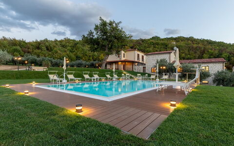 Villa Cusano 18: Schwimmbad, Resort, Estate, Eco Hotel, Hazienda, Thermae, Hinterhof, Villa, Hotel, Bauernhaus